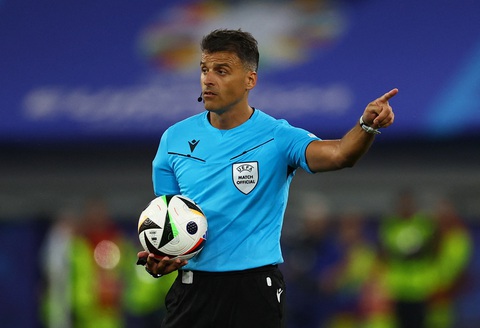 Trọng tài rút thẻ với Mbappe bị đuổi khỏi Euro 2024- Ảnh 1. Trọng tài Gil Manzano mắc sai lầm nghiêm trọng ở trận Pháp với Áo - Ảnh: REUTERS