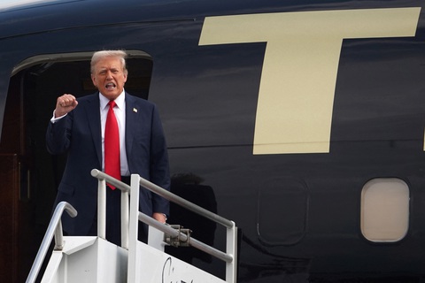 Tin tức thế giới 28-6: EU và Ukraine ký thỏa thuận an ninh; EU đề cử dàn lãnh đạo mới- Ảnh 1. Cựu tổng thống Donald Trump đến sân bay Atlanta (bang Georgia) cho cuộc tranh luận trực tiếp đầu tiên với Tổng thống Joe Biden - Ảnh: REUTERS