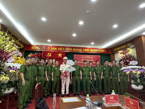 Trung tá Nguyễn Thành Hưng làm trưởng Phòng cảnh sát kinh tế Công an TP.HCM- Ảnh 2. Trung tá Nguyễn Thành Hưng nhận quyết định điều động cán bộ - Ảnh: M.H.