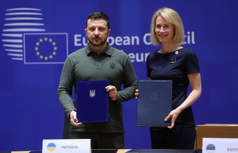 Tin tức thế giới 28-6: EU và Ukraine ký thỏa thuận an ninh; EU đề cử dàn lãnh đạo mới- Ảnh 2. Tổng thống Ukraine Volodymyr Zelensky (trái) và Thủ tướng Estonia Kaja Kallas ký thỏa thuận an ninh ngày 27-6 - Ảnh: REUTERS