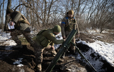 Ukraine tuyên bố đánh trúng trung tâm liên lạc không gian của Nga ở Crimea- Ảnh 1. Quân nhân Ukraine bắn đạn cối về phía quân đội Nga tại vị trí tiền tuyến ở thành phố Vuhledar, tỉnh Donetsk hồi tháng 2-2023 - Ảnh: REUTERS