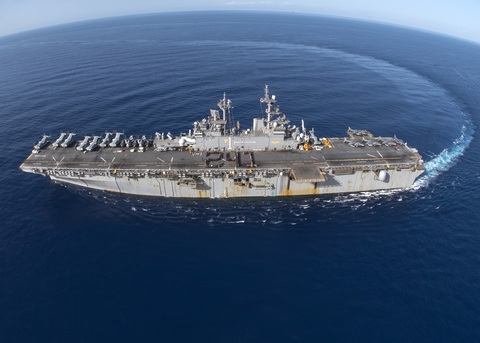 Tàu tấn công đổ bộ USS Wasp của Mỹ đang cơ động trên biển - Ảnh: US NAVY