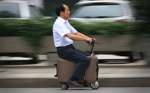Hóa ra sử dụng vali điện cũng cần bằng lái!- Ảnh 2. Vali điện rất dễ tìm mua - Ảnh minh họa: Sunday Times Driving