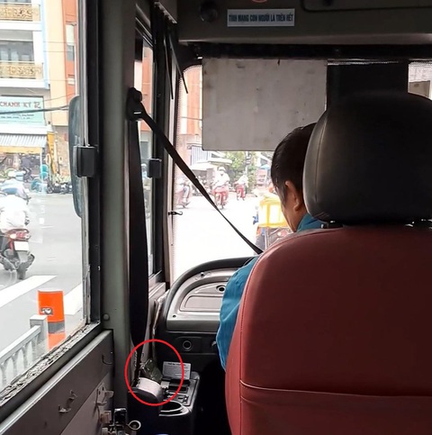 Vừa lái xe buýt vừa xem điện thoại: Rất đáng lên án- Ảnh 1. Tài xế xe buýt vừa xem điện thoại vừa lái xe trên đường Phú Hữu, quận 5, TP.HCM - Ảnh: Cắt từ video