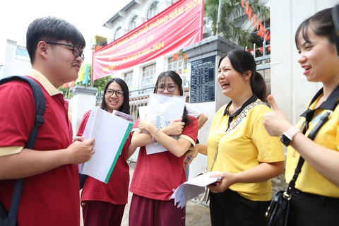 Cô Minh Hiền (Giáo viên trường quốc tế Á Châu) túc trực ở điểm thi THCS Trần Văn Ơn (quận 1) động viên cho các học sinh của mình trước giờ thi môn toán chiều 27-6 - Ảnh: PHƯƠNG QUYÊN Cô Minh Hiền (giáo viên Trường quốc tế Á Châu) túc trực ở điểm thi THCS Trần Văn Ơn (quận 1, TP.HCM) động viên các học sinh của mình trước giờ thi môn toán chiều 27-6 - Ảnh: PHƯƠNG QUYÊN