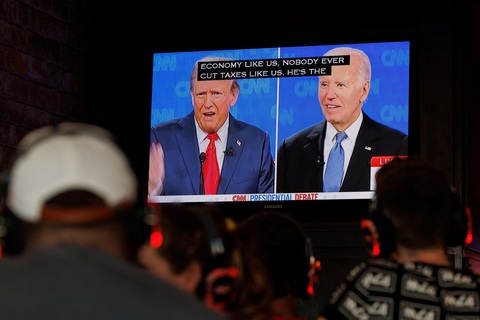 51 triệu khán giả xem tranh luận Biden - Trump qua truyền hình- Ảnh 1. Khán giả theo dõi màn tranh luận giữa ông Trump và ông Biden tại một quán rượu ở San Diego, bang California, Mỹ tối 27-6 (giờ Mỹ) - Ảnh: REUTERS