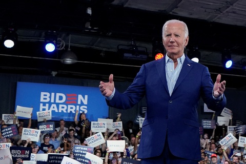 Tổng thống Mỹ Joe Biden xuất hiện tại một sự kiện vận động tranh cử tại bang Bắc Carolina hôm 28-6 - Ảnh: REUTERS Tổng thống Mỹ Joe Biden xuất hiện tại một sự kiện vận động tranh cử tại bang Bắc Carolina hôm 28-6 - Ảnh: REUTERS