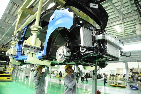 Quảng Nam vượt qua khó khăn, thách thức- Ảnh 2. Giá trị tăng thêm ngành công nghiệp giai đoạn 2021-2023 đạt gần 91.000 tỉ đồng, chiếm 27% GRDP. Trong ảnh: công nhân đang lắp ráp ô tô - Ảnh: LÊ TRUNG