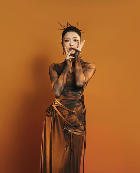 Độc quyền: Suni Hạ Linh hé lộ hình ảnh hậu trường chung kết 'Đạp gió'- Ảnh 1. Suni Hạ Linh ngày càng tỏa sáng trong hành trình Đạp gió 2024, đã có thể tiến vào chung kết trong sự hân hoan của người hâm mộ