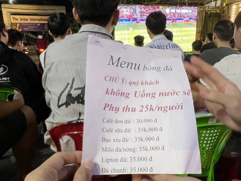 Quán cà phê nhộn nhịp từ đêm về sáng mùa Euro- Ảnh 4. Các quán cà phê ăn nên làm ra mùa Euro với nhiều dịch vụ