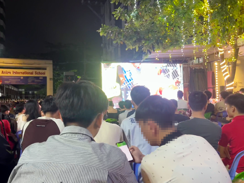 Quán cà phê nhộn nhịp từ đêm về sáng mùa Euro- Ảnh 3. Nhiều người đến quán cà phê xem bóng đá nhưng cứ chụm vào nhau để “soi kèo”