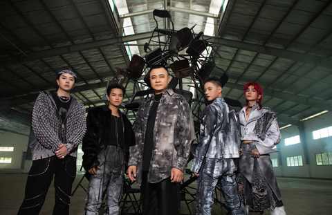 Dàn Anh Tài gây bão khi khoe cơ bụng 6 múi trong MV 'Hỏa ca - Call me by fire'- Ảnh 2. Dàn Anh Tài gây bão khi khoe cơ bụng 6 múi trong MV 'Hỏa ca - Call me by fire'- Ảnh 2.