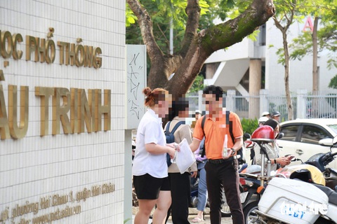 Tranh luận 'nảy lửa' chuyện thí sinh mặc quần đùi đi thi tốt nghiệp THPT- Ảnh 1. Một thí sinh Đà Nẵng mặc quần đùi dự thi tốt nghiệp THPT - Ảnh: ĐOÀN NHẠN