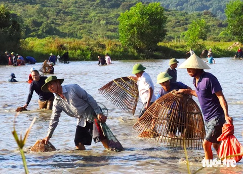 Hàng ngàn người đua nhau xuống đầm bắt cá trong tiếng reo hò- Ảnh 3. Để phục vụ cho lễ hội hằng năm, thường ngày đầm Vực Rào cấm người dân đánh bắt cá. Do đó tại đây các loài cá có không gian sinh sôi, phát triển, nhiều loài cá có trọng lượng khá lớn đã từng được người dân bắt được trong các lễ hội trước đây