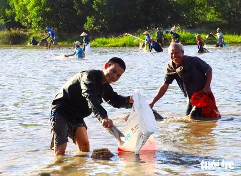 Hàng ngàn người đua nhau xuống đầm bắt cá trong tiếng reo hò- Ảnh 4. Lễ hội bắt cá Vực Rào ra đời cách đây trên 300 năm, là lễ hội đánh cá truyền thống mang đậm bản sắc của cư dân nông nghiệp trồng lúa nước. Lễ hội được tổ chức với ý nghĩa khuyến khích sự phát triển các nghề nông ngư nghiệp