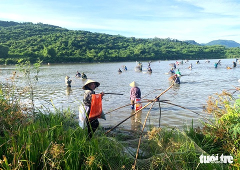 Hàng ngàn người đua nhau xuống đầm bắt cá trong tiếng reo hò- Ảnh 5. Hằng năm lễ hội thường được tổ chức vào tháng 5 âm lịch bởi thời điểm này người dân đã thu hoạch xong mùa màng, có thời gian nghỉ ngơi và vui chơi. Lễ hội khá độc đáo, mọi người từ già, trẻ, trai, gái đều có thể tham gia. Thậm chí, nhiều con em xa gia đình, khi biết được thời gian tổ chức cũng trở về tham dự