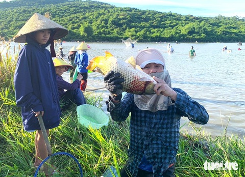Hàng ngàn người đua nhau xuống đầm bắt cá trong tiếng reo hò- Ảnh 8. Từ 5h sáng, tại Đầm Vực đã ghi nhận hàng ngàn người dân xã Xuân Viên và các vùng lân cận đổ về để chuẩn bị tham dự lễ hội. Sự náo nhiệt của hàng ngàn người dân khiến không khí sôi động bao trùm cả một vùng quê