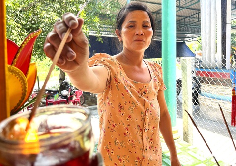 Bà Đặng Thị Thúy (45 tuổi) mẹ của em Cao Thị Hồng Duyên (8 tuổi, trú xã Xuân Lãnh, huyện Đồng Xuân, tỉnh Phú Yên) là một trong số 3 bé gái bị chết đuối - Ảnh: NGUYỄN HOÀNG Chị Đặng Thị Thúy, mẹ em Cao Thị Hồng Duyên (8 tuổi, trú xã Xuân Lãnh, huyện Đồng Xuân, tỉnh Phú Yên) - là 1 trong 3 bé gái bị chết đuối - Ảnh: NGUYỄN HOÀNG