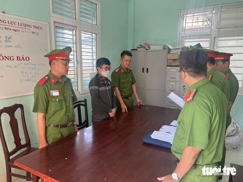 Lừa huy động 2 tỉ đồng đáo hạn ngân hàng rồi đem đánh bạc- Ảnh 1. Công an tỉnh Kiên Giang tống đạt quyết định bắt tạm giam bị can Nguyễn Việt Hưng về tội lừa đảo chiếm đoạt tài sản - Ảnh: HOÀNG ĐÔ