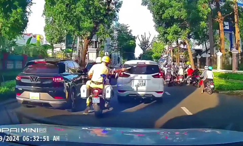 Cảnh sát giao thông mở đường cho ô tô chở sản phụ vỡ ối kịp đến viện, nhận mưa lời khen- Ảnh 1. Hai chiến sĩ mở đường cho ô tô chở sản phụ vỡ ối đến bệnh viện kịp thời nhận