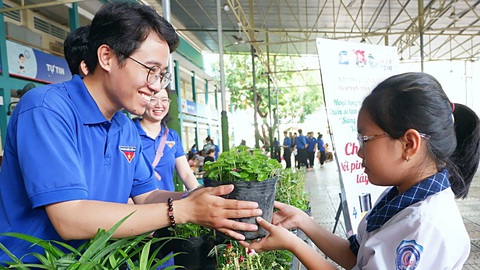 Môi trường xanh, cuộc sống càng dễ thở- Ảnh 1. Gian hàng đổi pin lấy cây xanh được nhiều bạn nhỏ hưởng ứng, nhận cây về thêm mảng xanh cho không gian sống