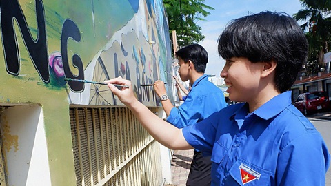 Môi trường xanh, cuộc sống càng dễ thở- Ảnh 3. Các bạn sinh viên vẽ tranh tường trang trí với thông điệp kêu gọi ý thức giữ gìn môi trường sống - Ảnh: K.ANH