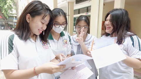 Toán có những câu rất khó, Văn khó lường: Dự báo kết quả tốt nghiệp THPT giảm điểm 10 - Ảnh 1. Thí sinh vui vẻ sau giờ thi môn văn tại điểm thi Trường THPT Hùng Vương, quận 5, TP.HCM - Ảnh: NHƯ HÙNG