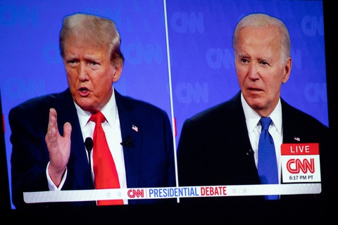 Tin tức thế giới 29-6: Ông Putin cân nhắc tên lửa tầm trung; ông Biden đặt mục tiêu đắc cử- Ảnh 3. Tổng thống Mỹ Joe Biden (bên phải) tranh luận với cựu tổng thống Donald Trump ngày 27-6 (giờ Mỹ) - Ảnh: REUTERS