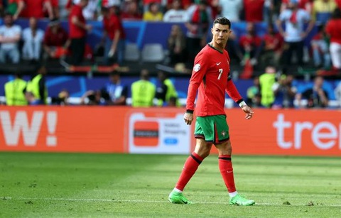 Những điều mê tín kỳ quặc của các cầu thủ ở Euro 2024- Ảnh 1. Biểu tượng của Bồ Đào Nha Cristiano Ronaldo thích là người cuối cùng ra khỏi đường hầm và vào sân bằng chân phải - Ảnh: Getty