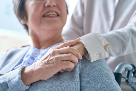Hàn Quốc cho phép sinh viên quốc tế làm ngành điều dưỡng- Ảnh 1. Hàn Quốc cho phép sinh viên quốc tế tốt nghiệp các trường đại học ở nước này được làm việc trong lĩnh vực chăm sóc người cao tuổi - Ảnh: KOREA TIMES/GETTY IMAGES
