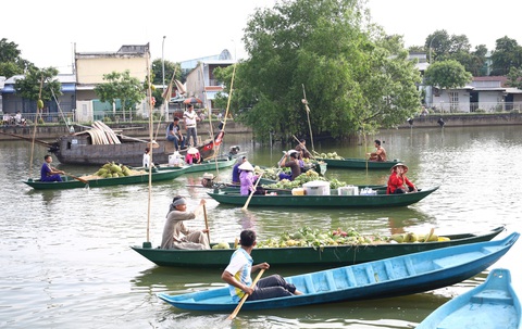Hiến kế phát triển du lịch, đô thị xứ 'Tình anh bán chiếu'- Ảnh 2. Du lịch gắn với sông nước là lợi thế của Ngã Bảy - Ảnh: CHÍ QUỐC