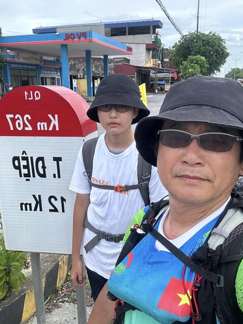 Hai cha con người Hàn chạy bộ xuyên Việt chúc người bạn Việt Nam nhanh khỏe- Ảnh 1. Hai cha con người Hàn Quốc chạy bộ xuyên Việt để chúc bạn sớm khỏe - Ảnh: NVCC