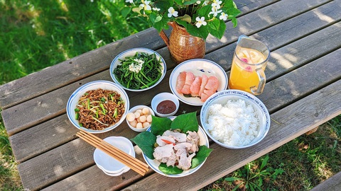 Không ăn cơm nhà, ăn ngoài tốn kém gấp đôi, gấp ba - Ảnh 3. Không ăn cơm nhà, ăn ngoài tốn kém gấp đôi, gấp ba - Ảnh 3.