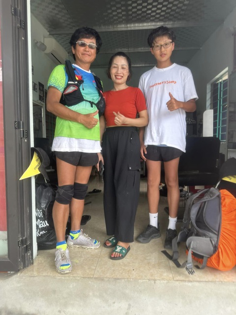 Hai cha con người Hàn chạy bộ xuyên Việt chúc người bạn Việt Nam nhanh khỏe- Ảnh 3. Họ chụp ảnh lưu niệm với những người Việt Nam gặp trên đường - Ảnh: NVCC