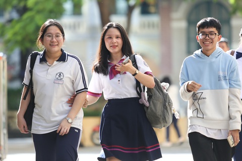 Kỳ thi tốt nghiệp THPT 2024: Êm ả và không áp lực- Ảnh 2. Thí sinh vui vẻ, tự tin sau giờ thi môn ngoại ngữ, kết thúc kỳ thi tốt nghiệp THPT tại điểm thi THPT chuyên Trần Đại Nghĩa (quận 1, TP.HCM) - Ảnh: PHƯƠNG QUYÊN