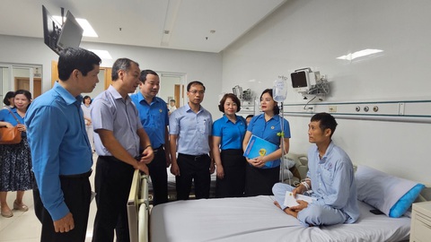 Tin tức sáng 30-6: Tháng 7 lương hưu, trợ cấp tăng, thời điểm trả phải chờ hướng dẫn?- Ảnh 4. Lãnh đạo Tổng công ty Công nghiệp tàu thủy và Liên đoàn Lao động TP Hải Phòng đến thăm công nhân bị ngộ độc