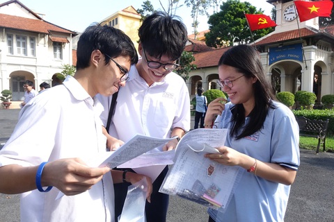 Kỳ thi tốt nghiệp THPT 2024: Êm ả và không áp lực- Ảnh 1. Thí sinh hoàn thành môn thi cuối của kỳ thi tốt nghiệp THPT 2024 tại điểm thi THPT Lê Hồng Phong, quận 5, TP.HCM - Ảnh: NHƯ HÙNG