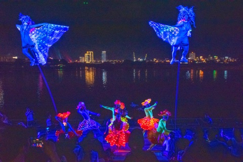 Sông Hàn bừng sáng với bản giao hưởng pháo hoa, bức họa của nước và ánh sáng- Ảnh 6. Symphony of River diễn ra đều đặn từ 20h30 hằng đêm