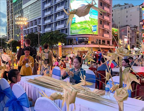 Nhiều hoạt động kỷ niệm 48 năm ngày Sài Gòn - Gia Định vinh dự mang tên Bác- Ảnh 3. Đa dạng các trò chơi dân gian - Ảnh: TTXVN