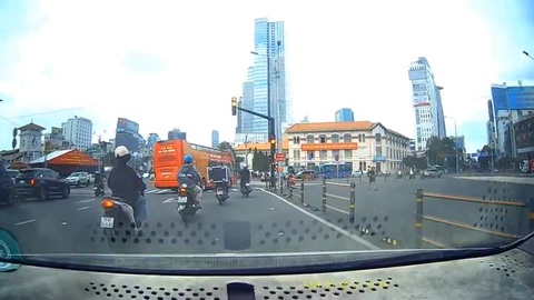 Xác minh video xe buýt 2 tầng vượt đèn đỏ ở quận 1- Ảnh 1. Xe buýt 2 tầng vượt đèn đỏ tại giao lộ đông người qua lại được camera hành trình ghi lại - Ảnh: Cắt từ video