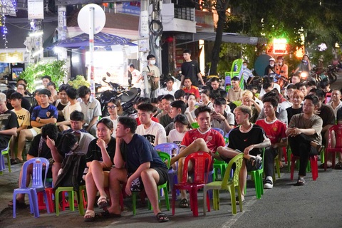 Quán cà phê nhộn nhịp từ đêm về sáng mùa Euro- Ảnh 1. 30 phút trước giờ bóng lăn, quán cà phê trên đường D3 (quận Bình Thạnh, TP.HCM) đã đông nghẹt - Ảnh: AN VI