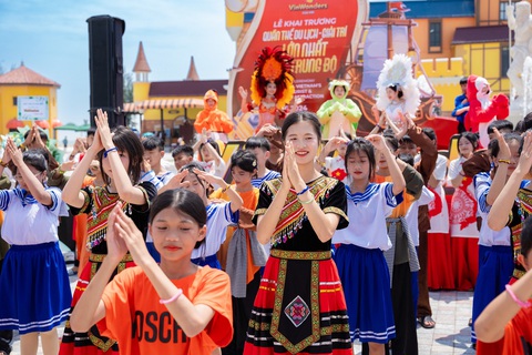 Lễ hội Quốc tế Thiếu nhi đánh thức hè 2024 tại VinWonders trên toàn quốc- Ảnh 4. Các cuộc thi diễu hành, văn nghệ, đồng diễn flashmob. Ảnh: Đ.H