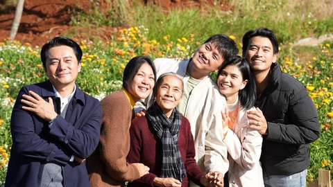 Tin tức giải trí 3-6: Em gái khuyên Angela Phương Trinh ngừng phát ngôn thiếu kiểm soát- Ảnh 4. Chưa thể khẳng định Lật mặt 7 vượt qua Nhà bà Nữ nếu chỉ dựa vào số liệu trên Box Office Vietnam - Ảnh: ĐPCC
