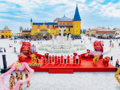 Bùng nổ cảm xúc trong ngày khai trương của VinWonders Cửa Hội. Ảnh: Đ.H Bùng nổ cảm xúc trong ngày khai trương của VinWonders Cửa Hội. Ảnh: Đ.H