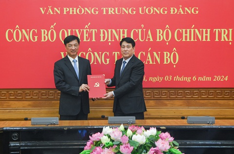 Thứ trưởng Bộ Công an Nguyễn Duy Ngọc làm chánh Văn phòng Trung ương Đảng- Ảnh 1. Đại tướng Lương Cường (phải) trao quyết định cho Thượng tướng Nguyễn Duy Ngọc - Ảnh: TTXVN