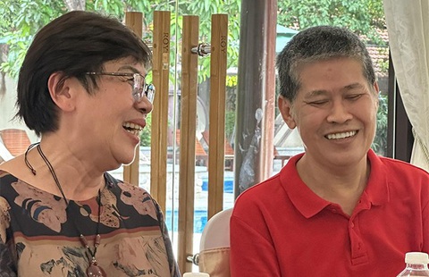 Tin tức giải trí 3-6: Em gái khuyên Angela Phương Trinh ngừng phát ngôn thiếu kiểm soát- Ảnh 6. Biên kịch Châu Thổ và Phước Sang hội ngộ trong chương trình - Ảnh: THIÊN CHƯƠNG