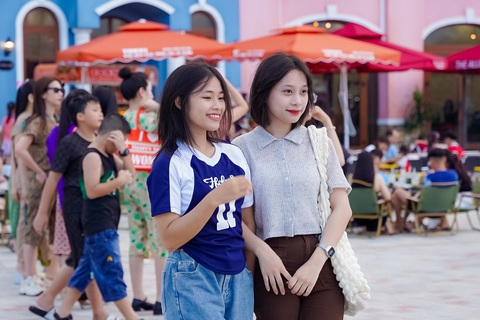 Khu phố thương mại VinWonders Cửa Hội đón lượng khách lớn ngày khai trương- Ảnh 2. Khu phố thương mại - Góc check-in mới, thu hút giới trẻ tại Nghệ An. Ảnh: Đ.H