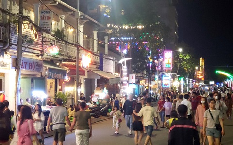 Tết Đoan ngọ, vòng quanh miền Tây thưởng thức mùa trái cây chín mọng- Ảnh 12. Chợ đêm ở bến Ninh Kiều, Cần Thơ - Ảnh: QUÂN NAM