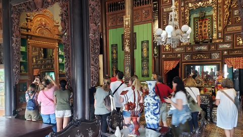 Tết Đoan ngọ, vòng quanh miền Tây thưởng thức mùa trái cây chín mọng- Ảnh 13. Khách nước ngoài tham quan nhà cổ Bình Thủy, Cần Thơ - Ảnh: QUÂN NAM