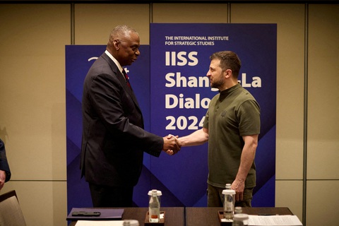 Tổng thống Ukraine Volodymyr Zelensky (phải) bắt tay Bộ trưởng Quốc phòng Mỹ Lloyd Austin tại Đối thoại Shangri-la ở Singapore ngày 2-6 trong chuyến công du đến châu Á để vận động ủng hộ - Ảnh: REUTERS Tổng thống Ukraine Volodymyr Zelensky (phải) bắt tay Bộ trưởng Quốc phòng Mỹ Lloyd Austin tại Đối thoại Shangri-la ở Singapore ngày 2-6, trong chuyến công du đến châu Á để vận động ủng hộ - Ảnh: REUTERS